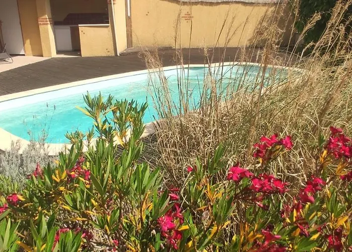 Adorable With Piscine And * Lempaut