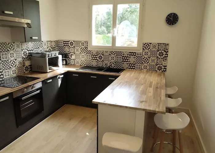 Сasa de vacaciones Adorable With Piscine And Lempaut