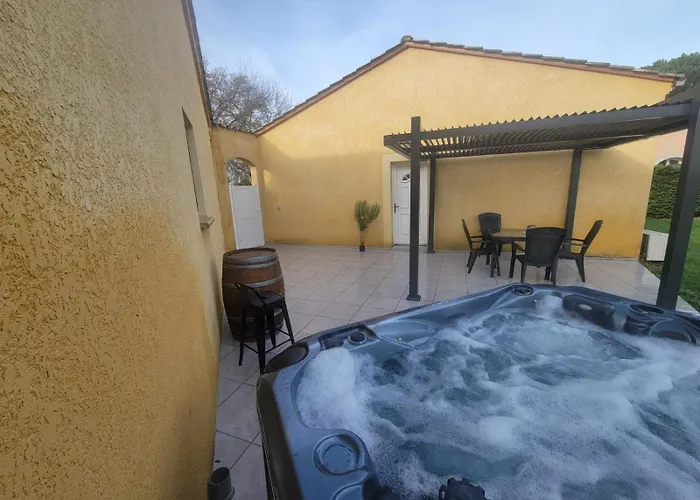 Adorable With Piscine And Lempaut