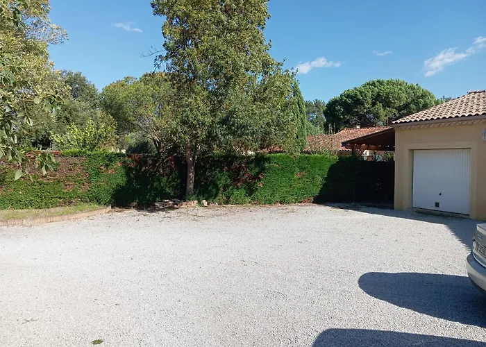 Adorable With Piscine And Lempaut