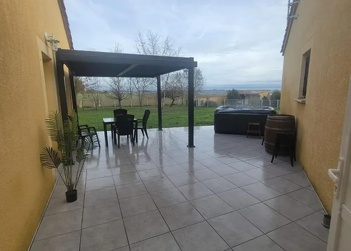 Сasa de vacaciones Adorable With Piscine And *